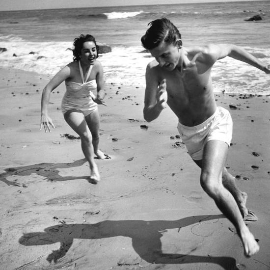 elizabeth-liz-taylor-and-roddy-mcdowall-playing-on-the-beach-1948_u-L-PWGL3Q0.jpg