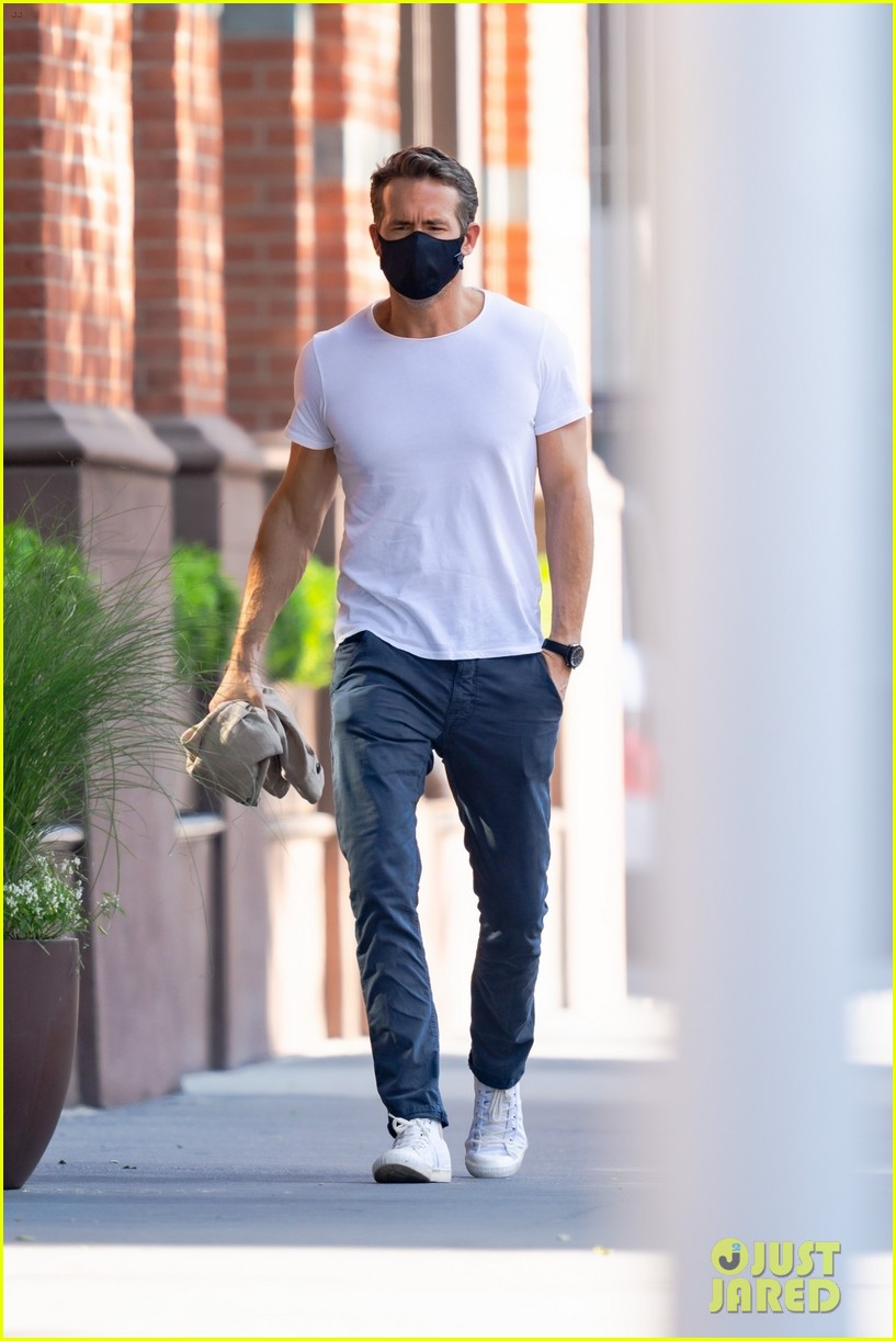 ryan-reynolds-masks-up-in-new-york-04.jpg