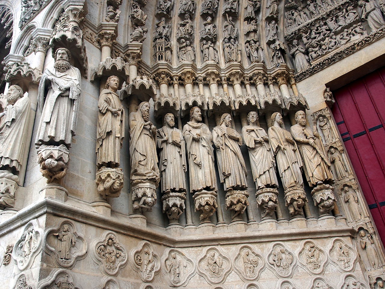 1280px-Statues_of_Amiens_Cathedral,_pic5.jpeg