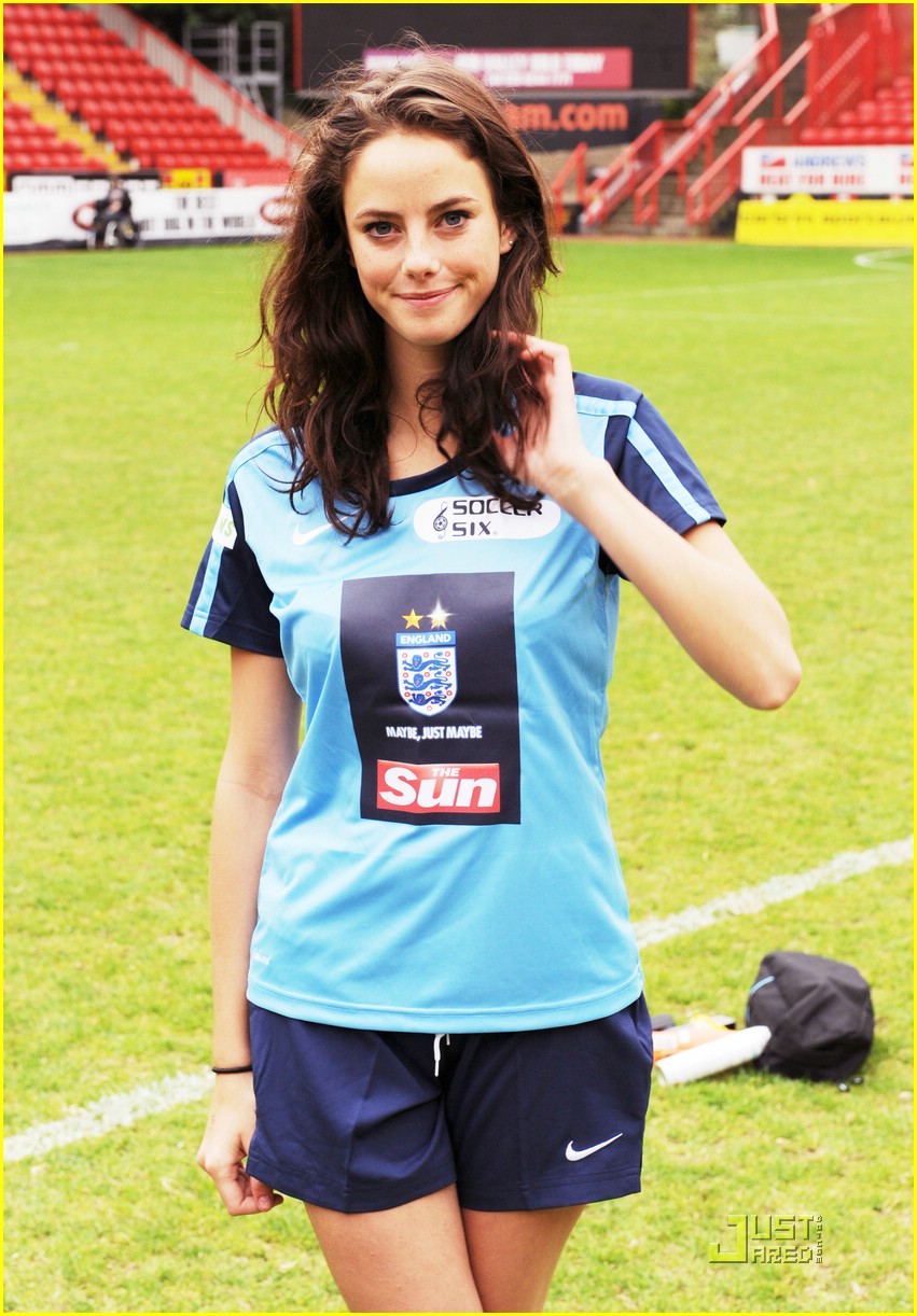 kaya-scodelario-soccer-star-07.jpg