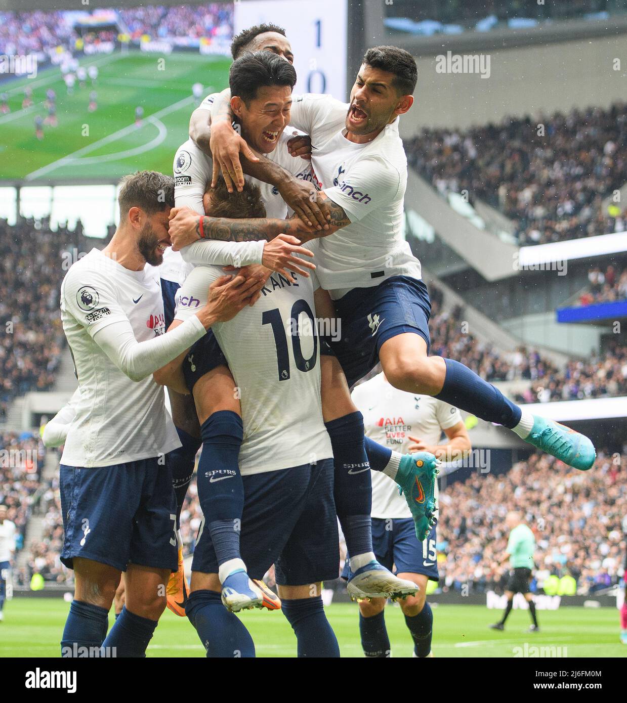 london-uk-01st-may-2022-01-may-2022-tottenham-hotspur-v-leicester-city-premier-league-tottenham-hotspur-stadium-harry-kane-cel...ur-during-the-premier-league-match-at-the-tottenham-hotspur-stadium-picture-credit-credit-mark-painalamy-live-news-2J6FM0M.jpg