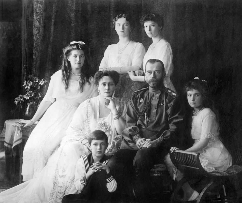 Nicholas-II-Marie-Alexandra-Alexis-Olga-Tatiana-1914.jpg
