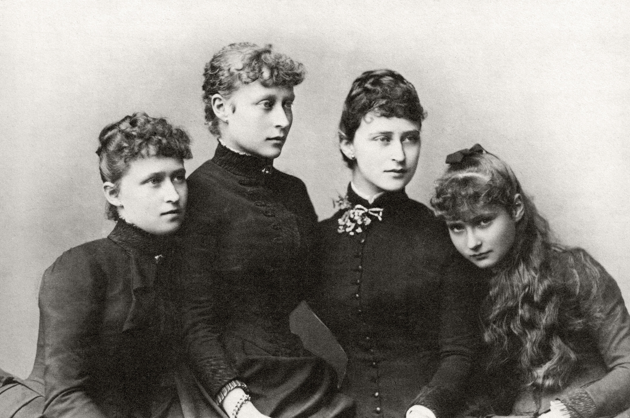 Princesses_Irene,_Victoria,_Elisabeth_and_Alix_of_Hesse_and_by_Rhine.jpg