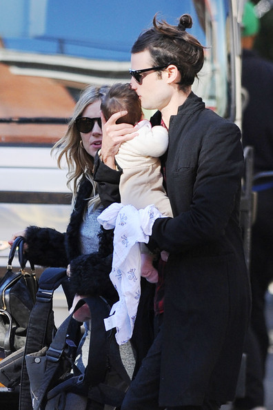 Tom+Sturridge+Sienna+Miller+Family+West+Village+-cOhNHlY8Jql.jpg