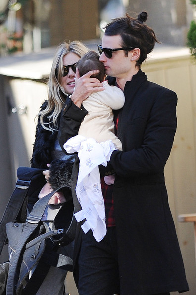 Tom+Sturridge+Sienna+Miller+Family+West+Village+IEzOErTfjaxl.jpg