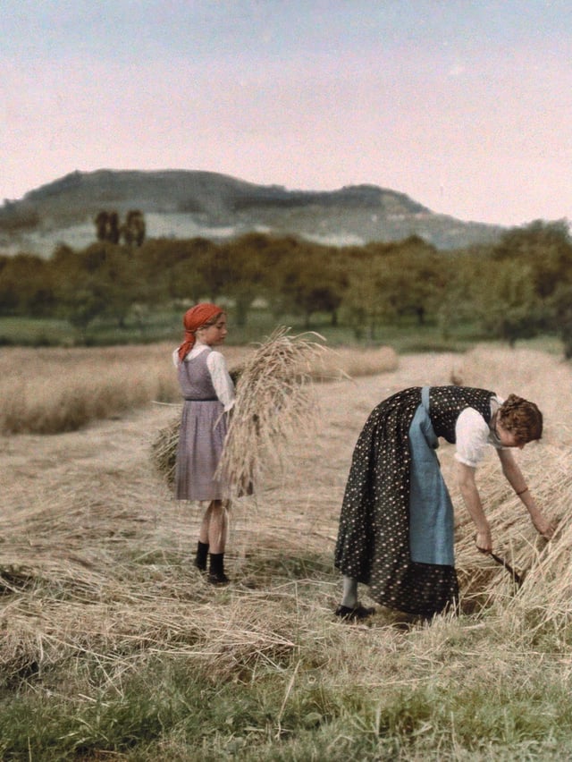 the-world-of-a-hundred-years-ago-in-color-autochrome-v0-zk8kegxi1rmc1.jpg