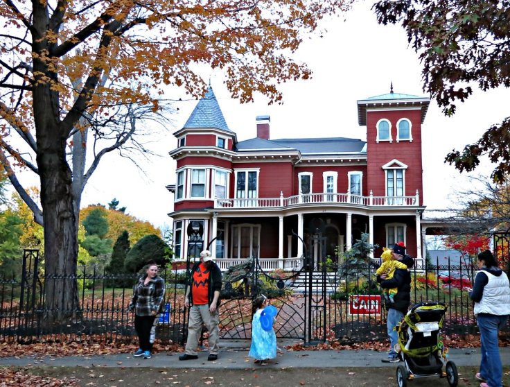 Stephen-King-house-at-Halloween.jpg