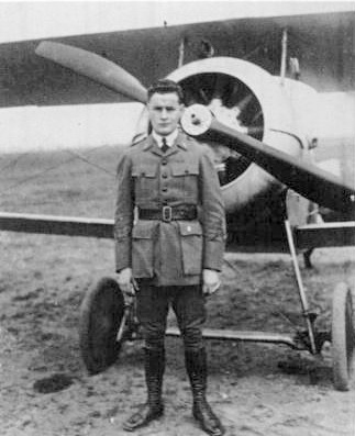 Wellman_and_Nieuport_in_front_of_plane.jpg