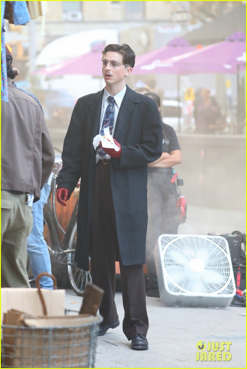 timothee-chalamet-eats-hot-dog-on-marty-supreme-set-05.jpg