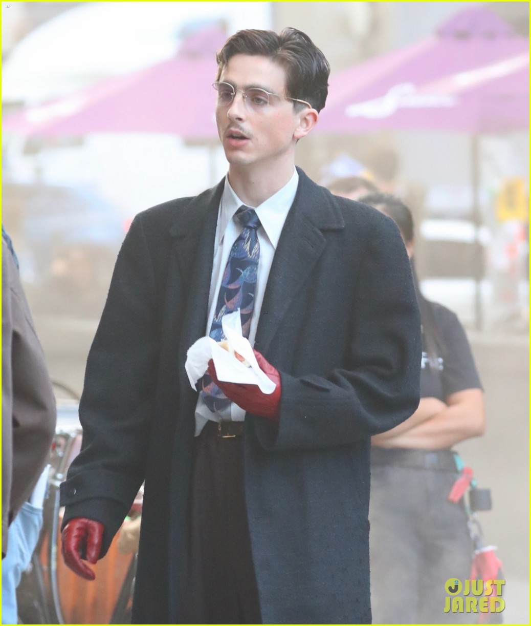 timothee-chalamet-eats-hot-dog-on-marty-supreme-set-02.jpg