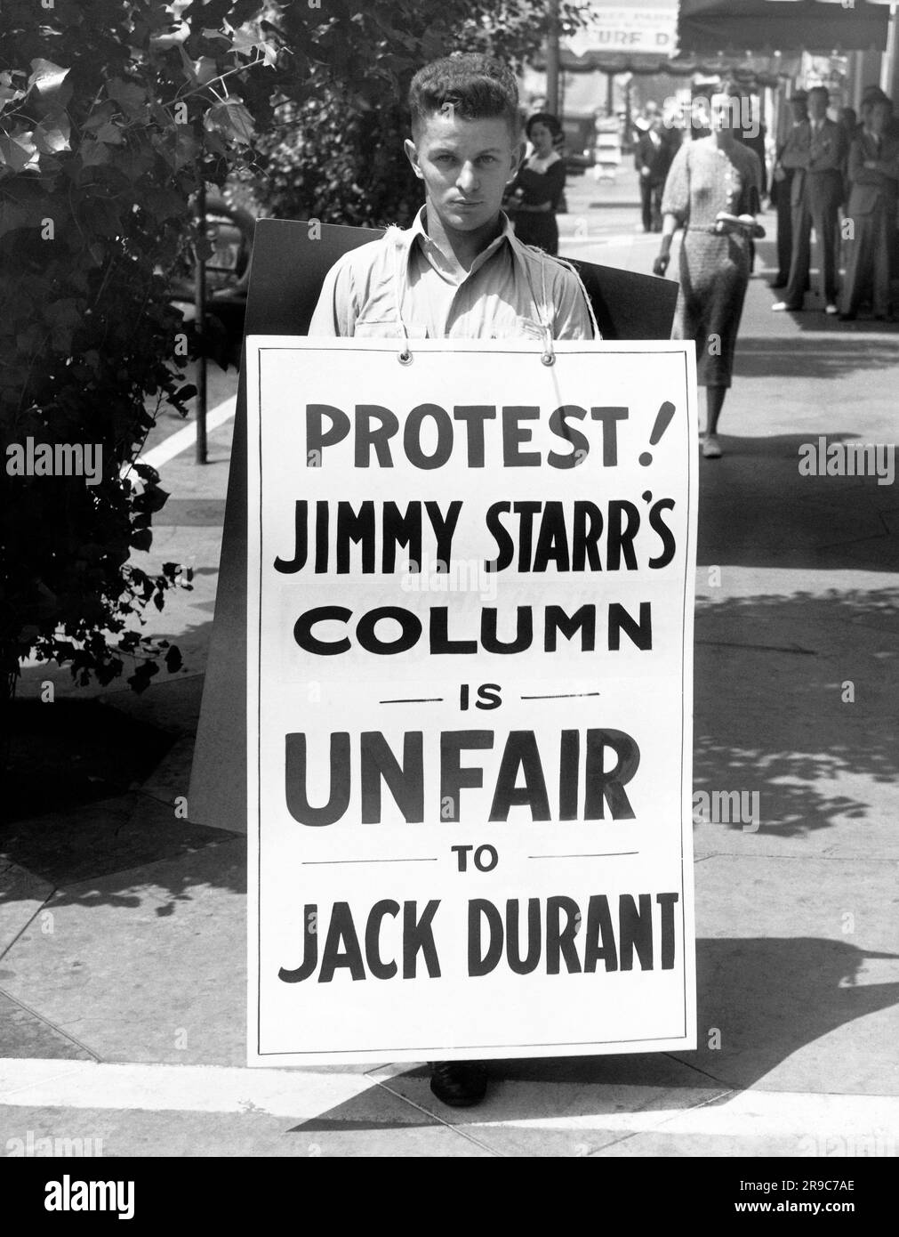 hollywood-california-c-1936-actor-jack-durant-walks-with-a-sandwich-board-protesting-his-treatment-in-a-jimmy-starr-column-2R9C7AE.jpg