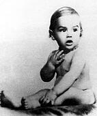 1936-france-the-famous-french-actor-alain-delon-born-in-1935-when-was-a-baby-attore-personalit-da-bambini-personality-child-ar-2atytm9.jpg