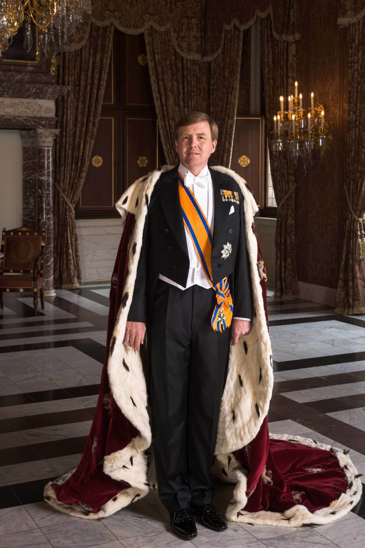 1200px-Zijne_Majesteit_Koning_Willem-Alexander_met_koningsmantel_april_2013.jpeg.jpg