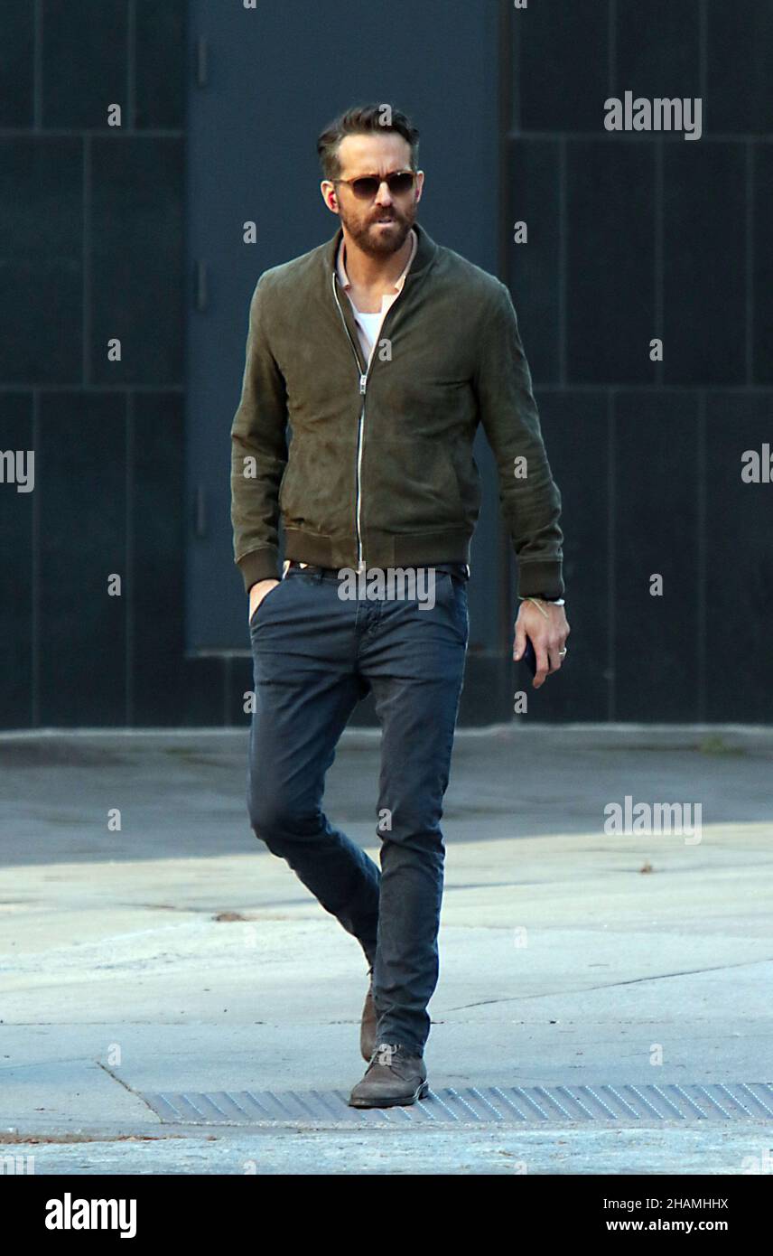 new-york-ny-usa-13th-dec-2021-ryan-reynolds-seen-walking-in-soho-in-new-york-city-on-december-13-2021-credit-rwmedia-punchalamy-live-news-2HAMHHX.jpg