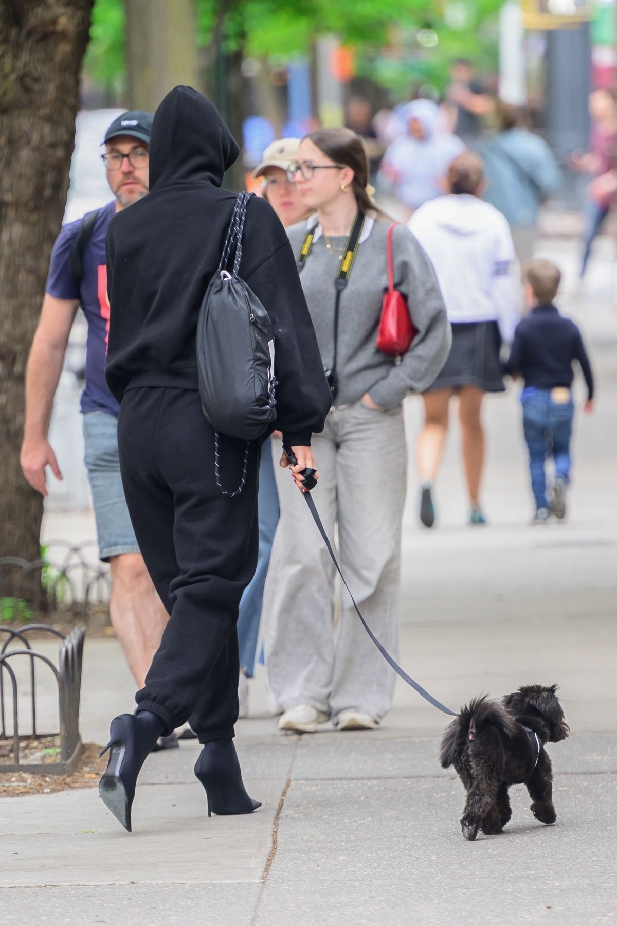 irina-shayk-out-with-her-dog-in-new-york-05-09-2024-0.jpg