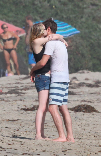 Andrew-Emma-kissing-on-the-beach-andrew-garfield-and-emma-stone-31995284-350-540.jpg
