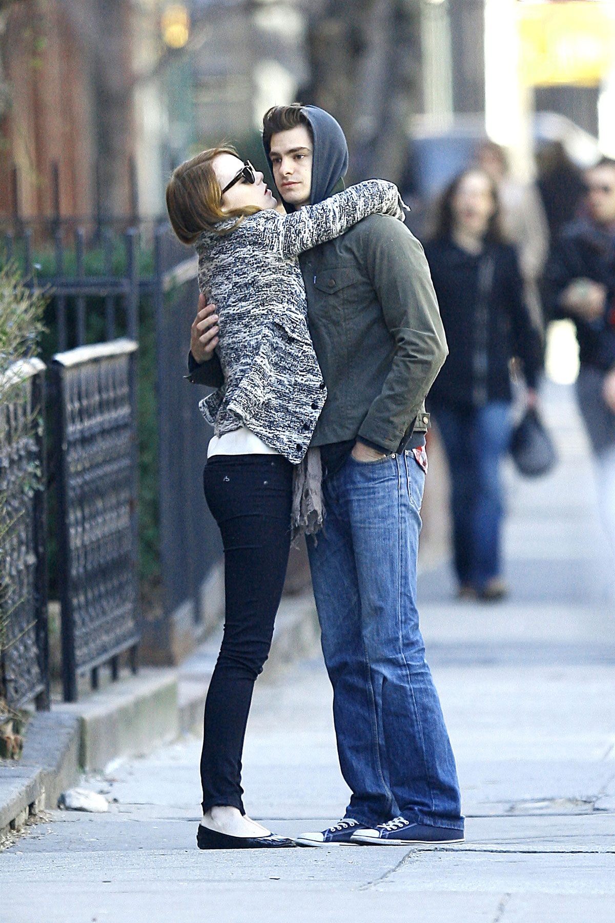 emma-stone-and-andrew-garfield-sharing-kiss-in-new-york-and-emma-stone-1543220725.jpg