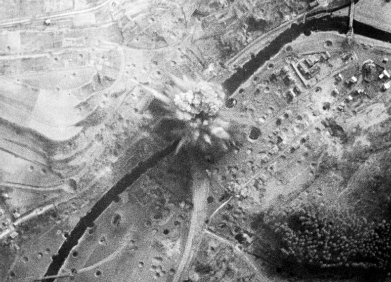 Grand_Slam_bomb_exploding_near_Arnsberg_viaduct_1945.jpg