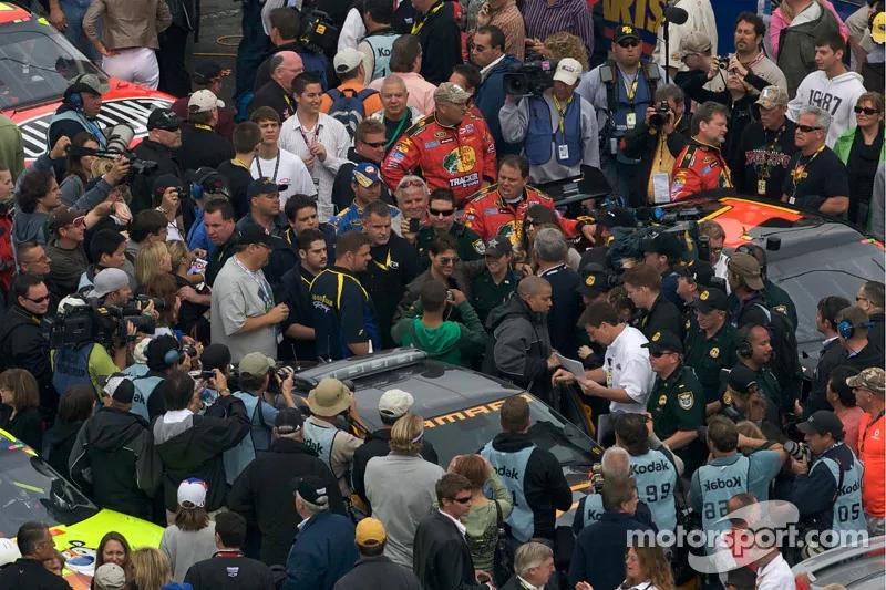 nascar-cup-daytona-500-2009-media-attention-for-tom-cruise-on-the-starting-grid.webp.jpg