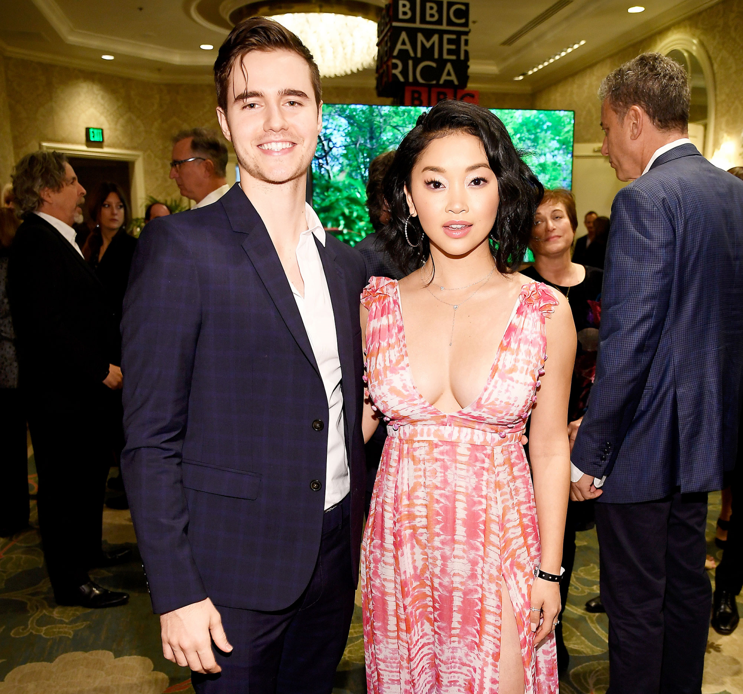 해연갤 - ㅎㅂ짤은 아니지만 여교주 가슴골 라인이 개쩌는 드레스 사진 ㄱㄴ 가능?