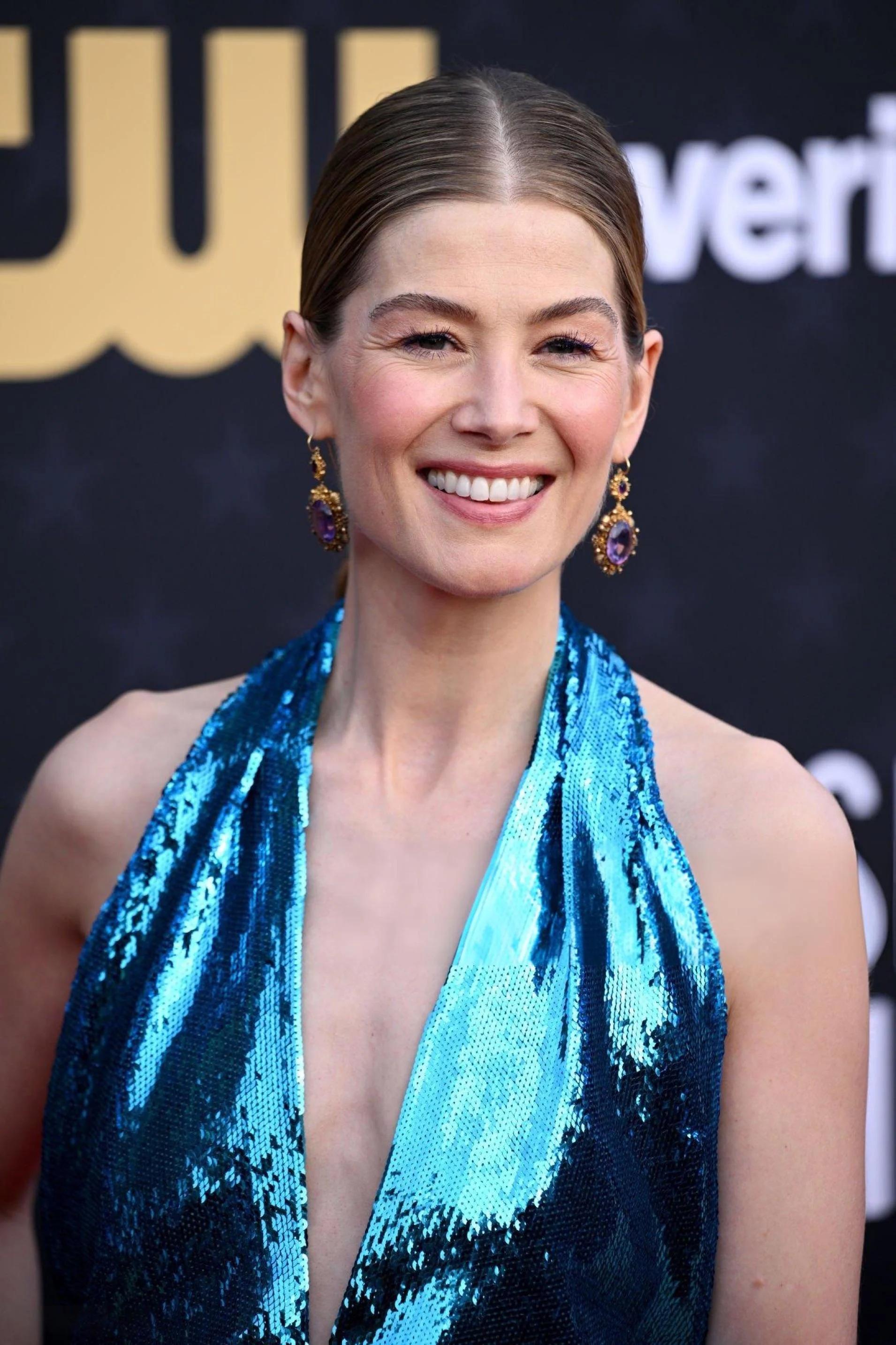 rosamund-pike-29th-annual-critics-choice-awards-santa-v0-wmwr41t80mcc1.webp.jpg