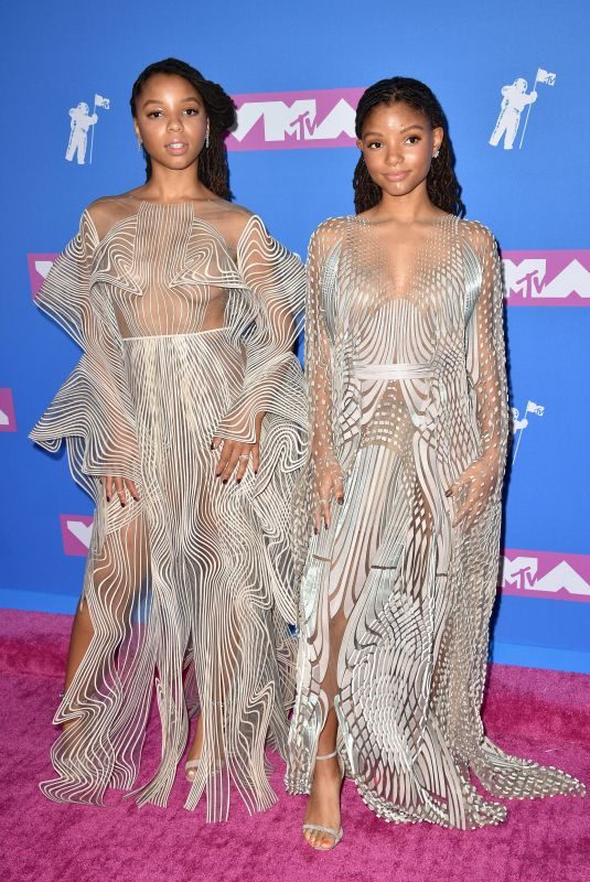 chloe-and-halle-bailey-at-mtv-video-music-awards-in-new-york-08-20-2018-6_thumbnail-535x800.jpg