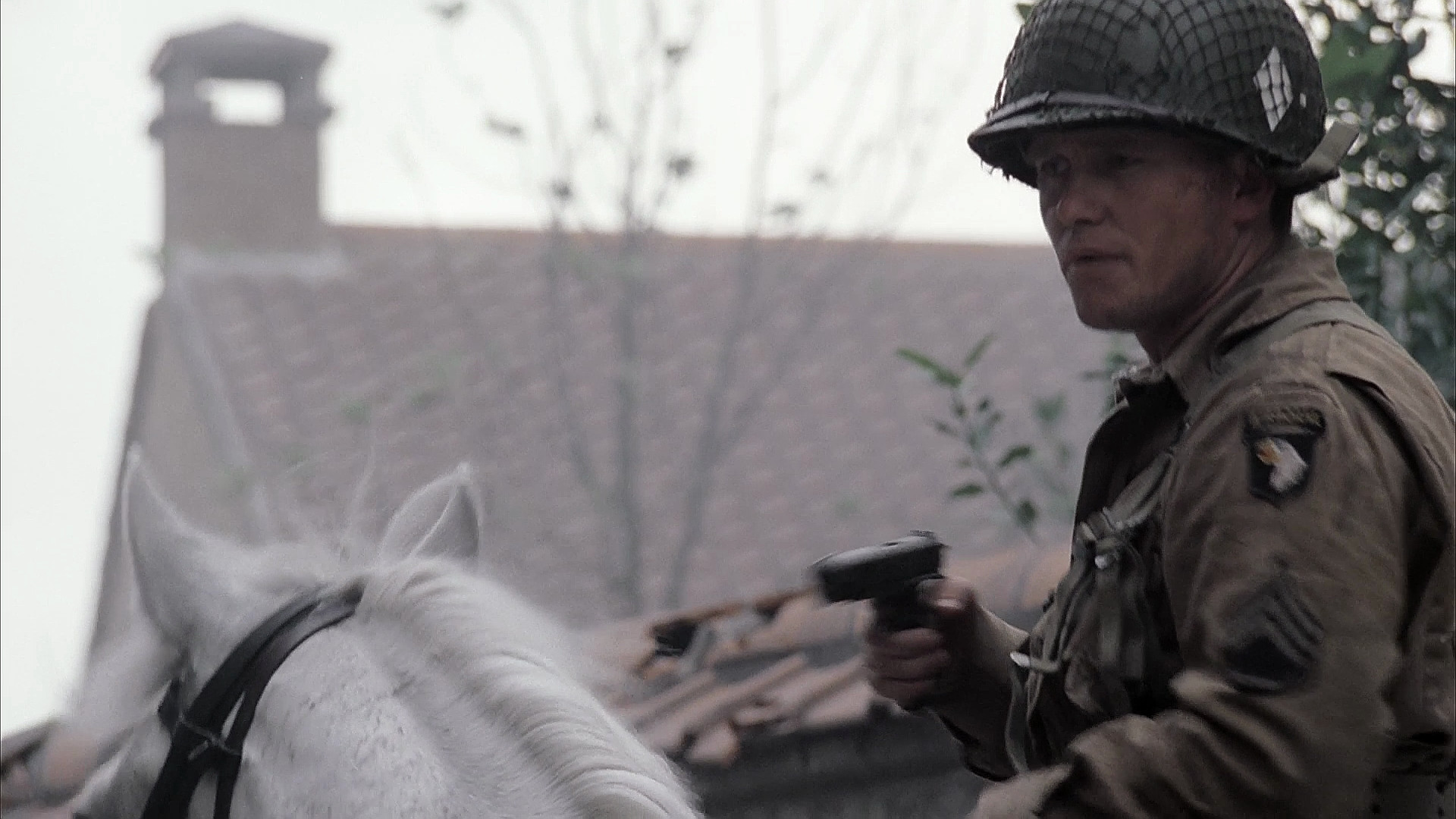 The Sergeant on the horse (Freddie Joe Farnsworth배우) is armed with an M1911A1 in Carentan (Ep.3)..jpg