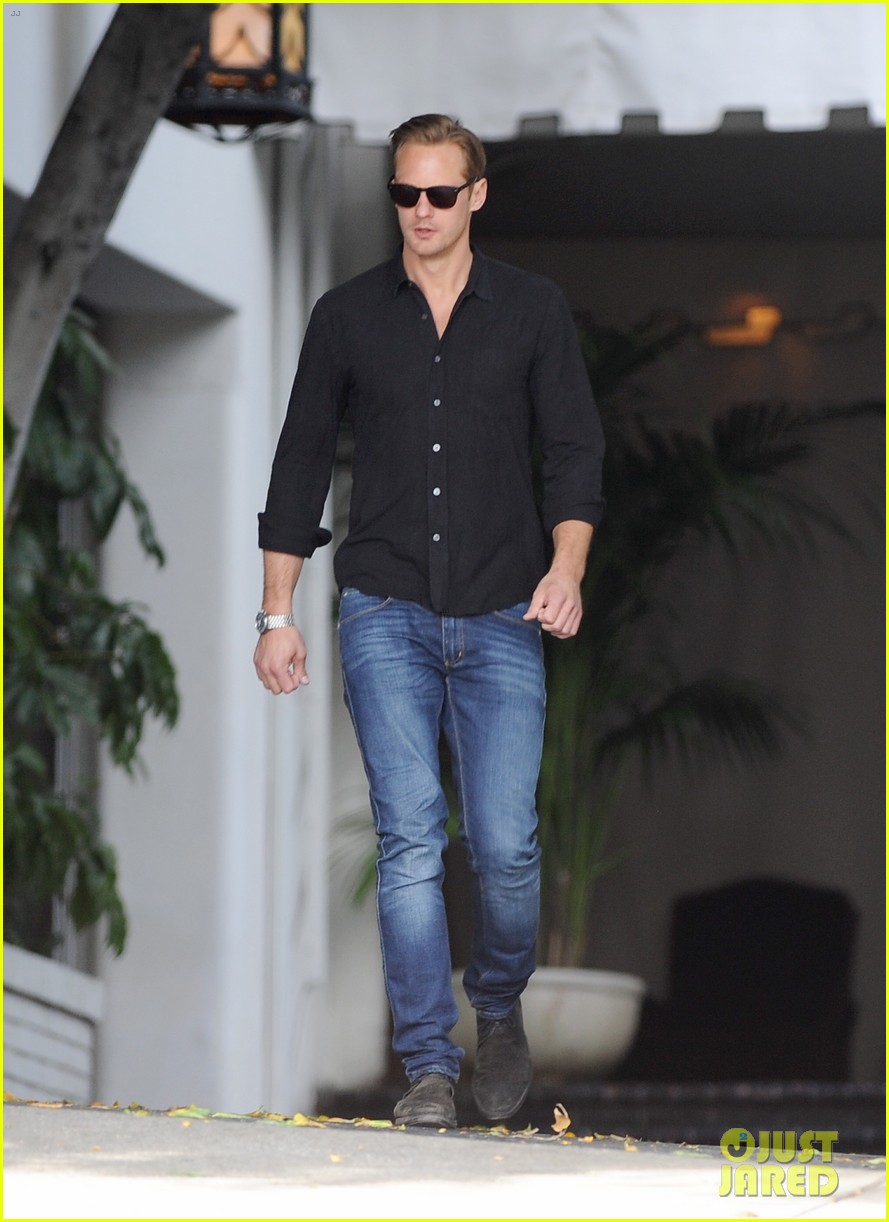 alexander-skarsgard-spends-time-at-chateau-marmont-during-oscars-weekend-10.jpg
