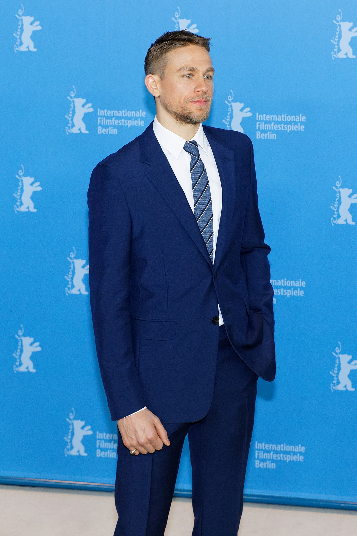 1200px-Charlie_Hunnam_Photo_Call_The_Lost_City_of_Z_Berlinale_2017_02.jpg