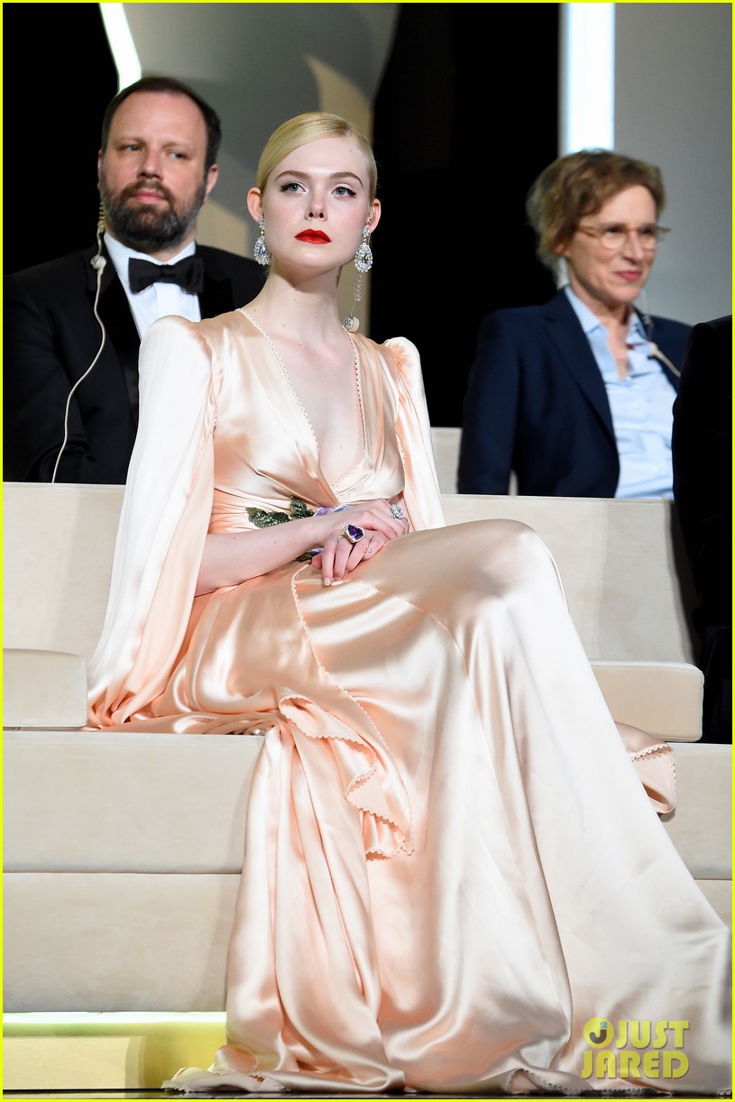 elle-fanning-cannes-opening-ceremony-gucci-gown-37.jpg