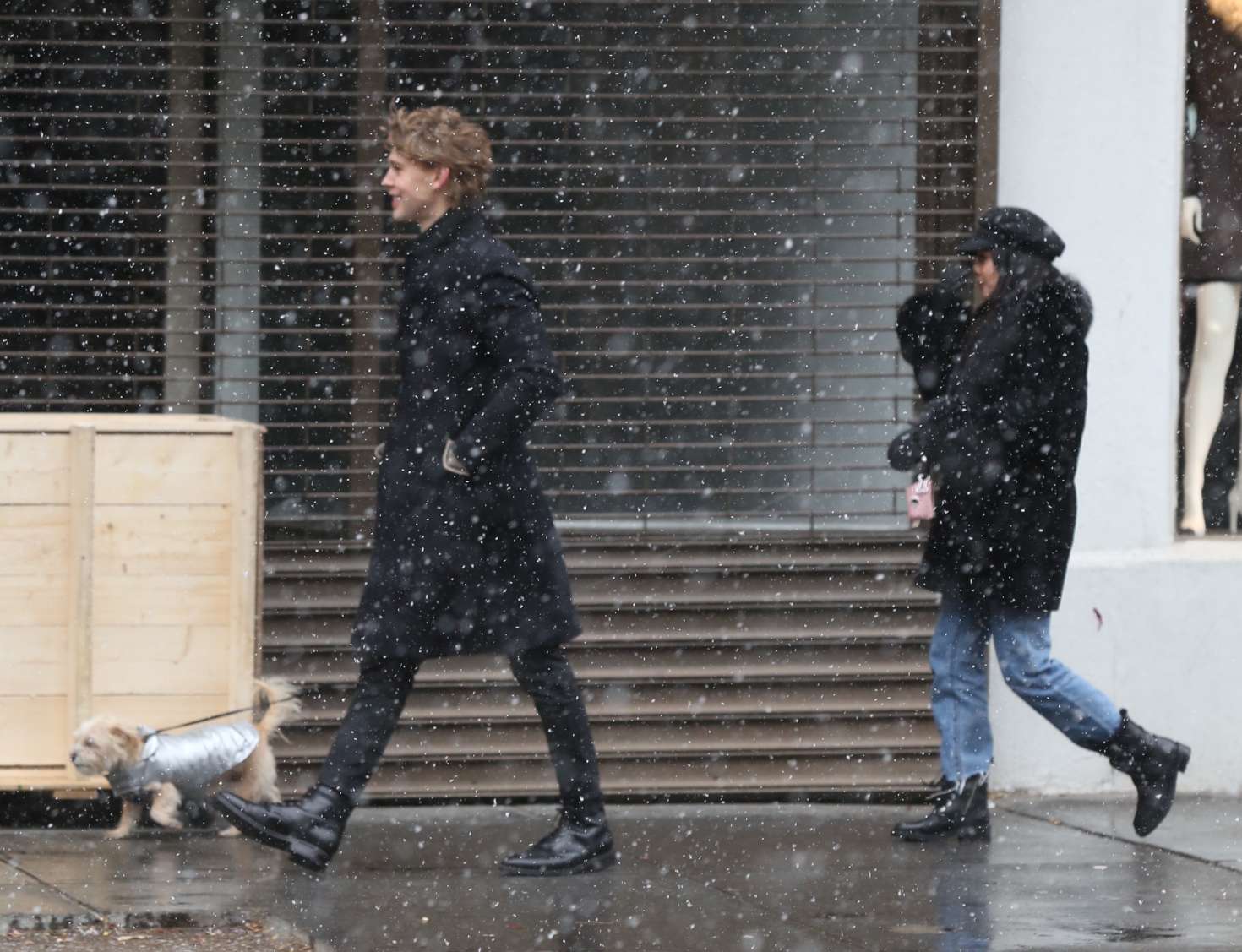 Vanessa-Hudgens-and-Austin-Butler_-Walking-under-the-snow--08.jpg