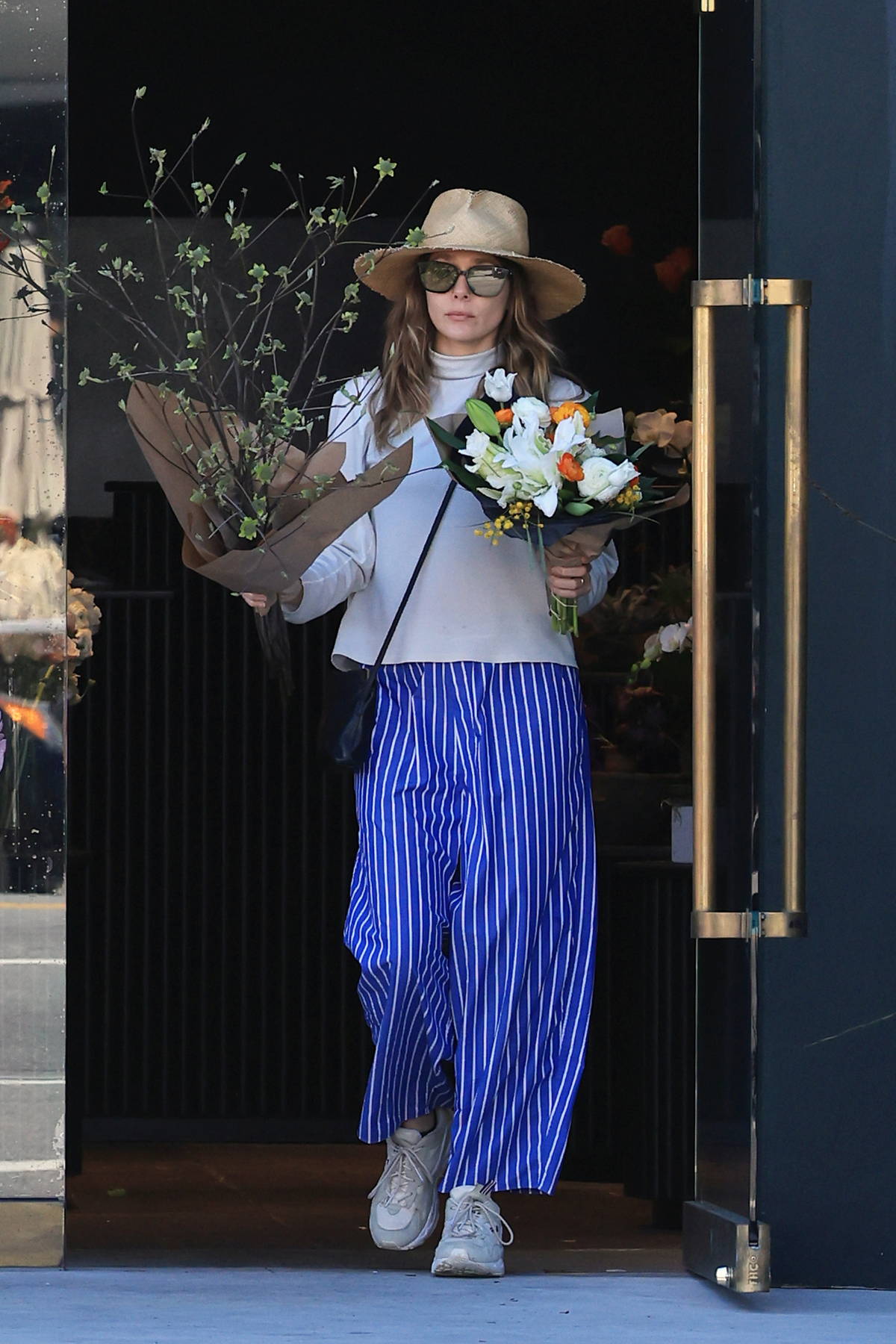 Elizabeth-Olsen-shows-off-her-chic-summer-style-while-visiting-a-florist-in-Los-Angeles-160424_4.jpg