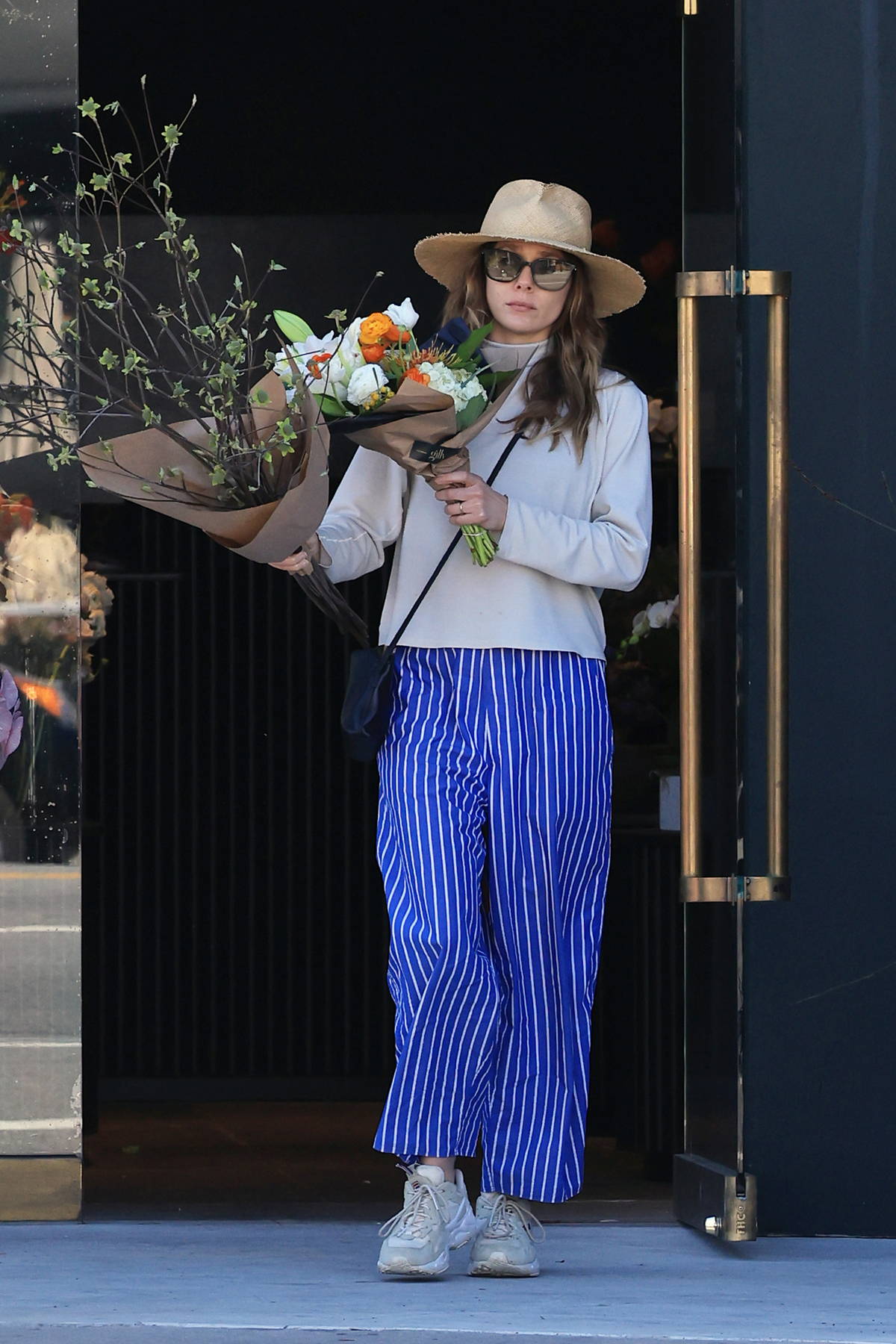Elizabeth-Olsen-shows-off-her-chic-summer-style-while-visiting-a-florist-in-Los-Angeles-160424_5.jpg