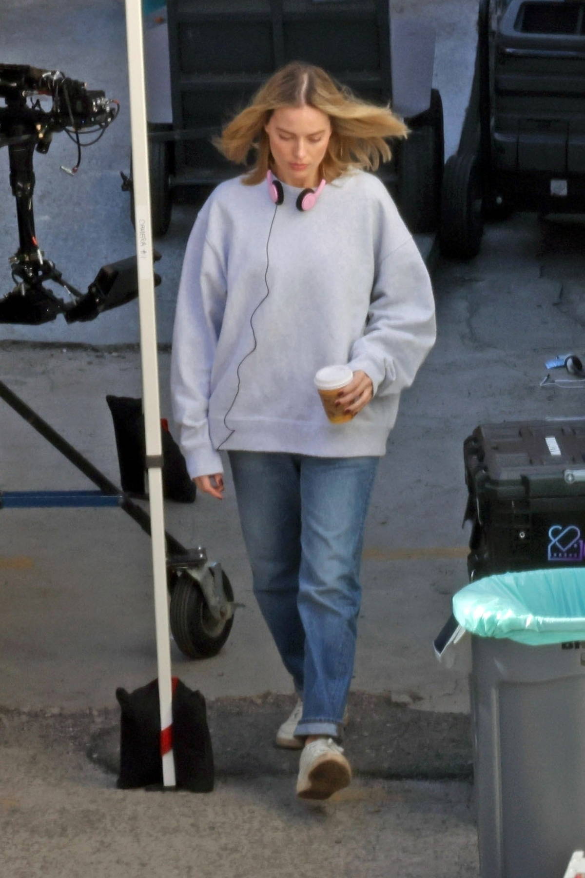 Margot-Robbie-spotted-while-filming-scenes-for-A-Big-Bold-Beautiful-Journey-in-Los-Angeles-180424_2.jpg