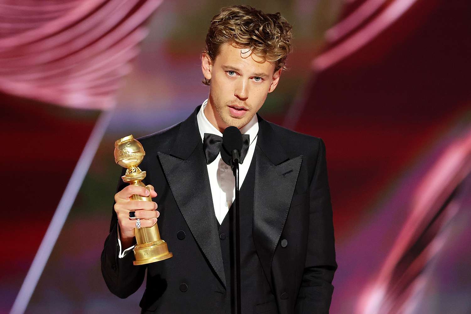 Austin-Butler-Voice-01-Golden-Globes-2023-c9110bcc453d43d59ce746bf788b1ecf.jpg