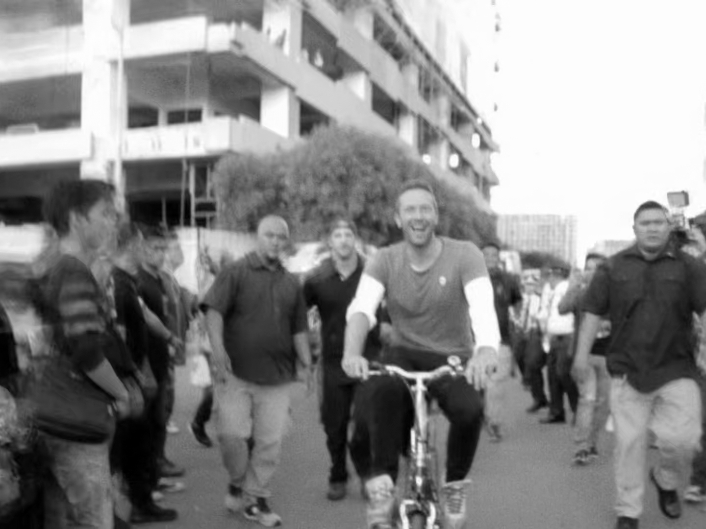 Coldplay.A.Head.Full.of.Dreams.2018.1080p.WEBRip.x265-RARBG.mp4_003633296.jpg