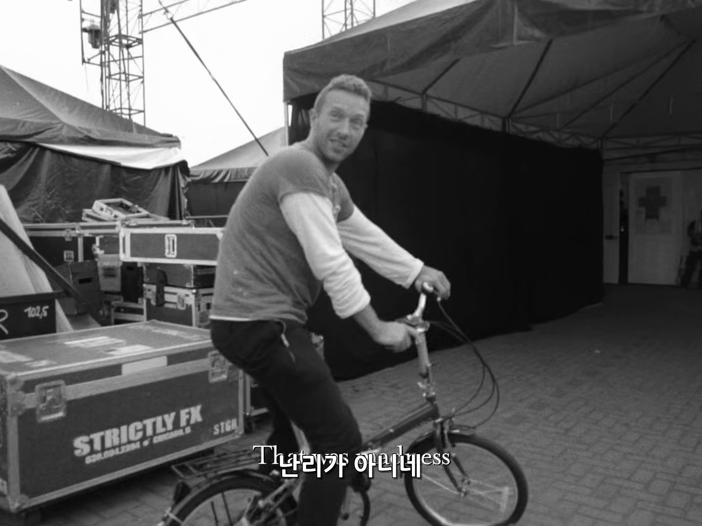 Coldplay.A.Head.Full.of.Dreams.2018.1080p.WEBRip.x265-RARBG.mp4_003638551.jpg
