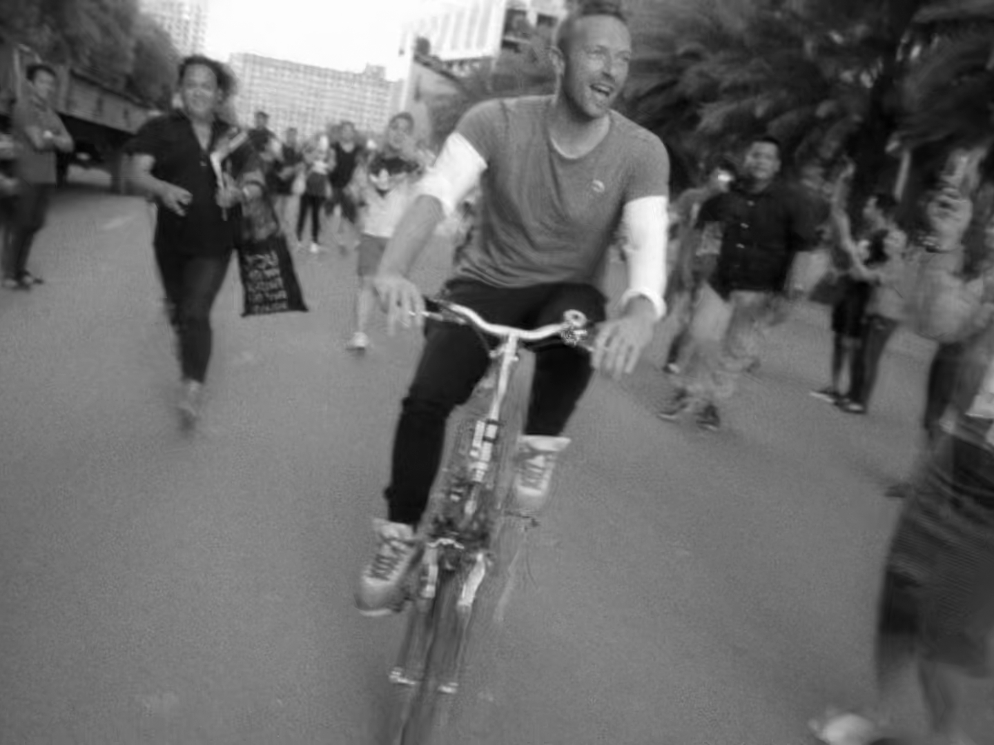 Coldplay.A.Head.Full.of.Dreams.2018.1080p.WEBRip.x265-RARBG.mp4_003625455.jpg