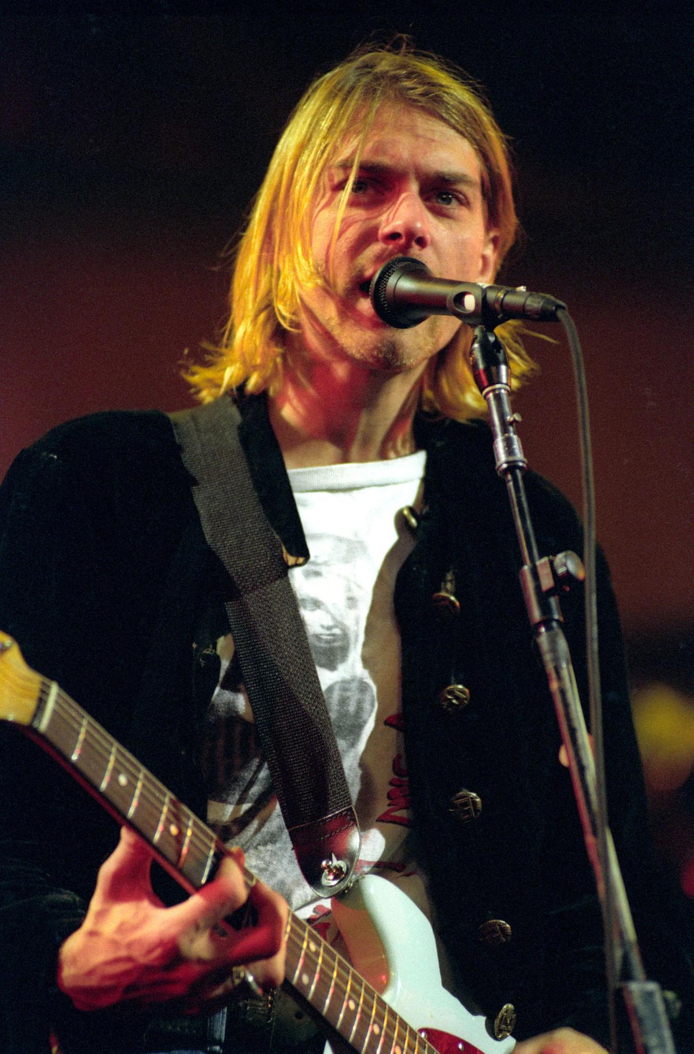 Kurt-cobain-wings-mtv-live-1993-photo-jeff-kravitz-getty-images.webp.jpg