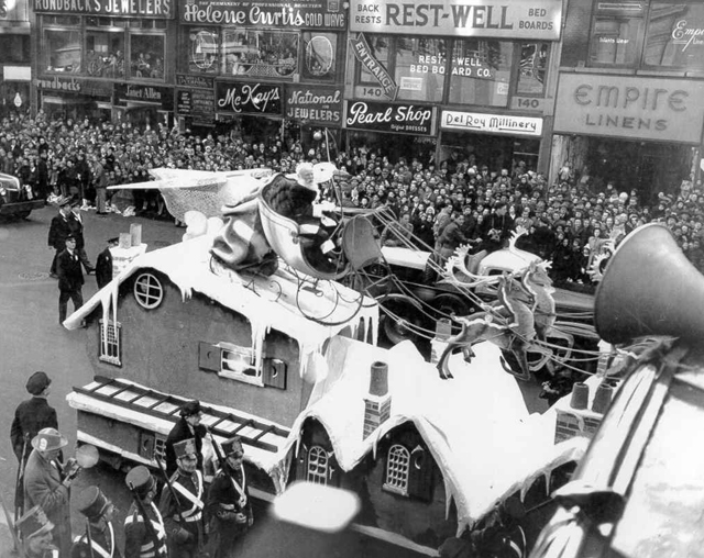 Edmund-Gwenn-as-Santa-Claus-during-the-filming-of-the-20th-Century-Fox-film-Miracle-on-34th-Street-1946.jpg