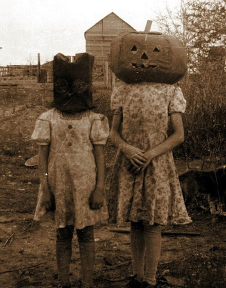 25-Deeply-Disturbing-Old-Timey-Halloween-Pictures-That-Will-Give-You-The-Jitters-9.jpg