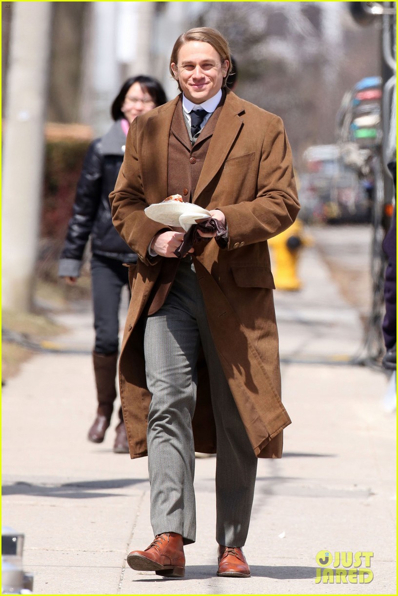 tom-hiddleston-charlie-hunnam-make-period-costumes-look-sexy-03.jpg