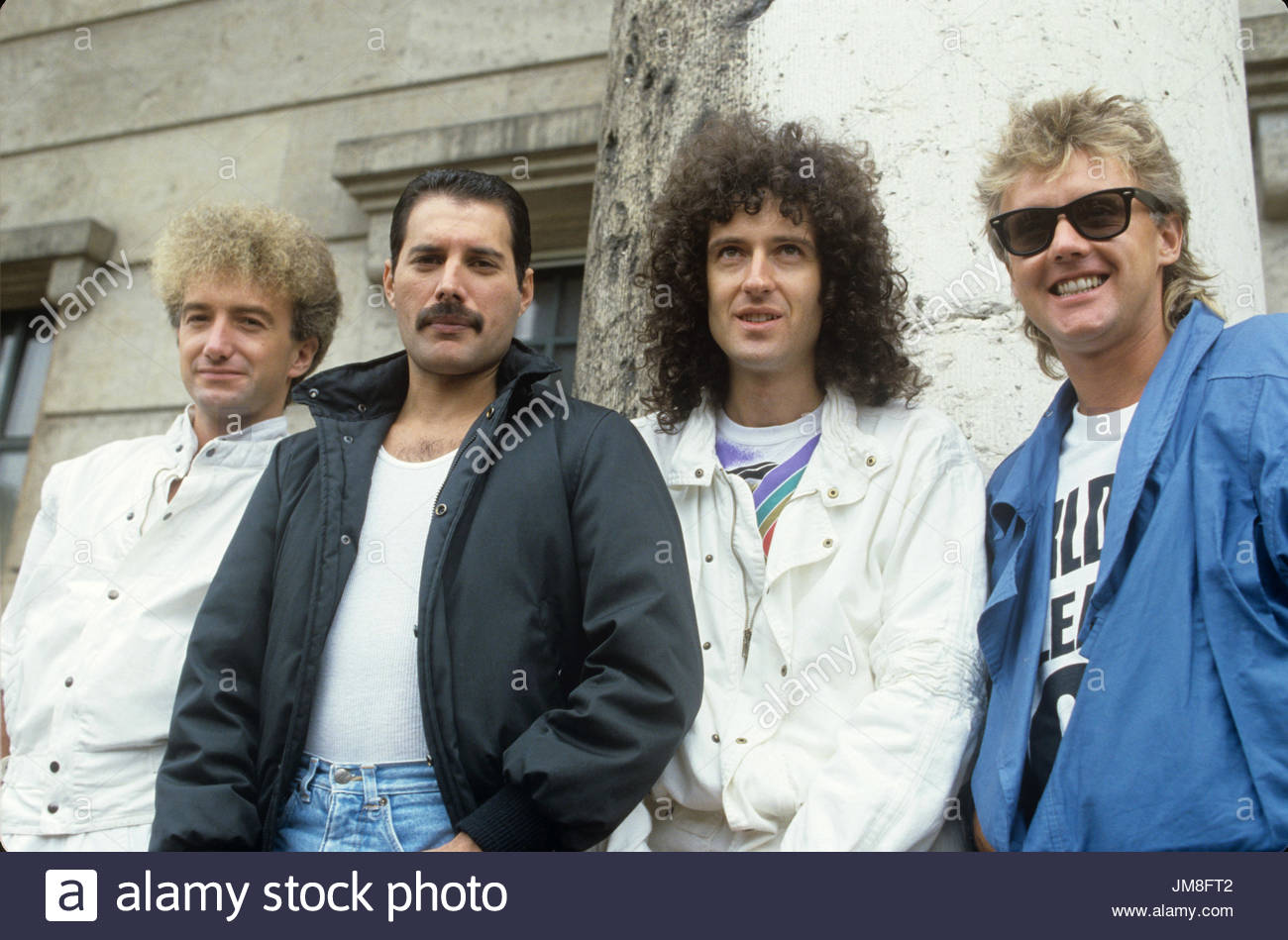 l-r-john-deacon-freddie-mercury-brian-may-und-roger-taylor-der-britischen-rockband-queen-am-13-august-1984-in-munchen-deutschland-weltweite-nutzung-jm8ft2.jpg