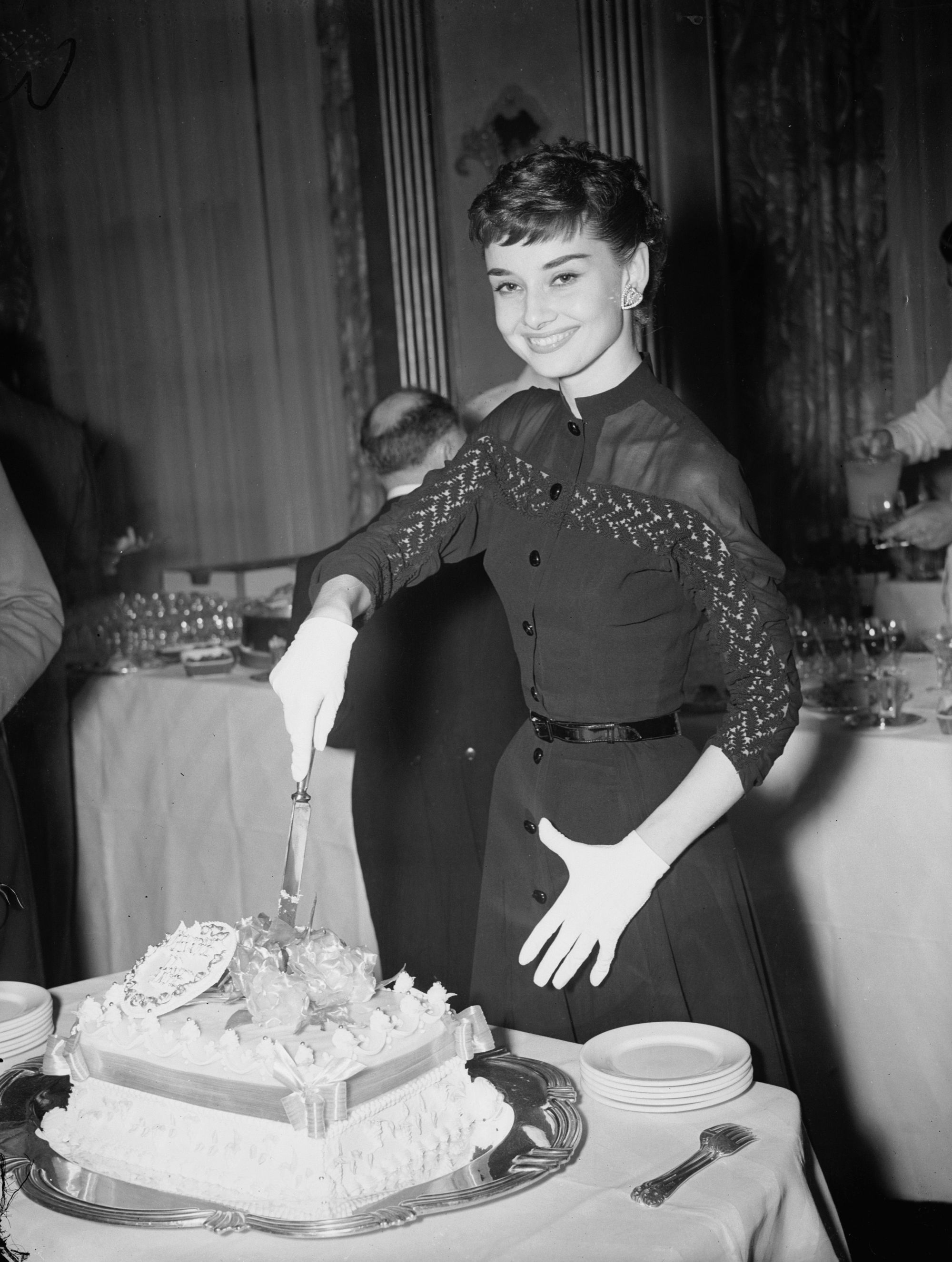 audrey-hepburn-1953-welcome-home-cake.jpg
