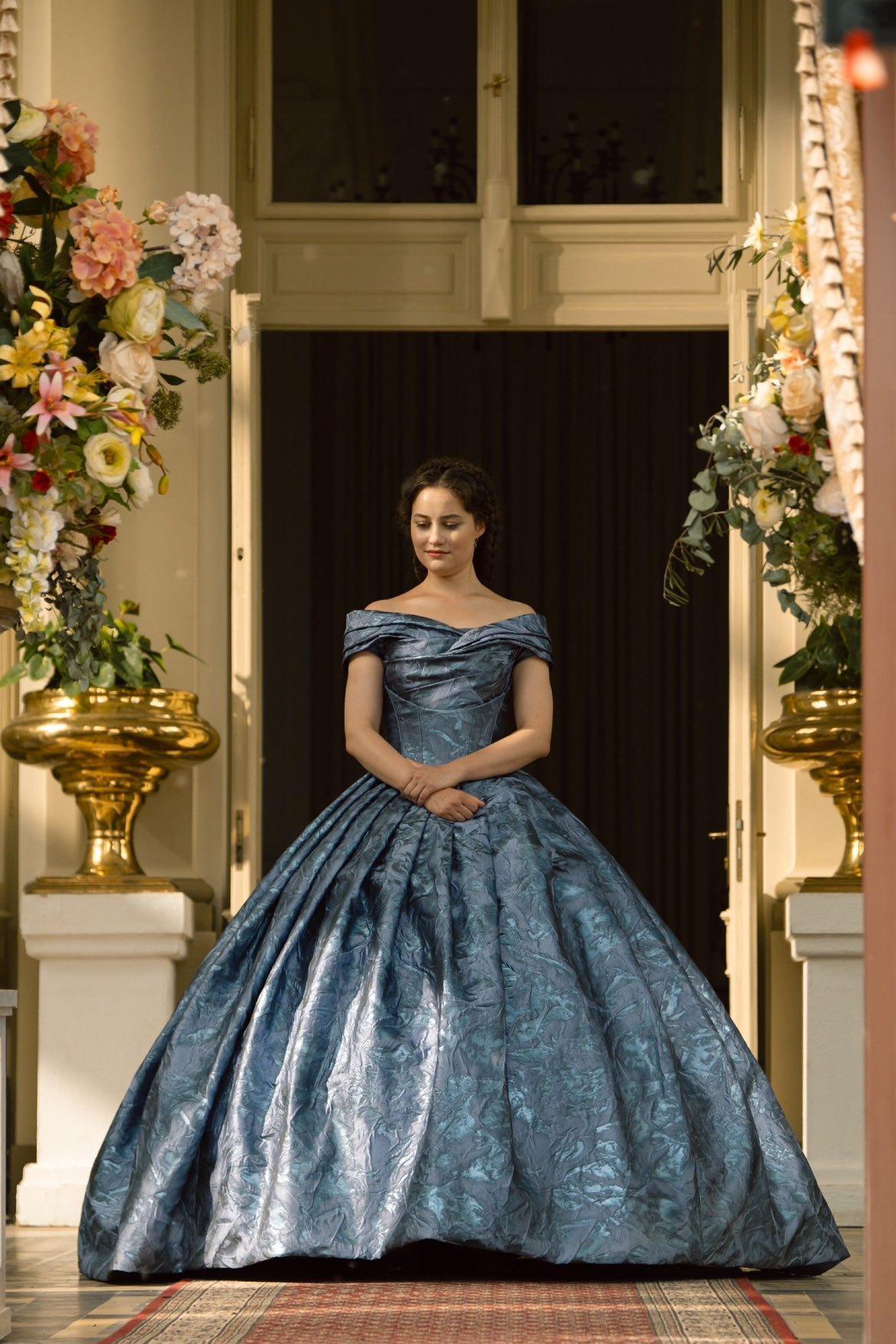 해연갤 - 푸른색 드레스 입고 커다란 꽃병 근처에 서있는 여주 해연갤 - 푸른색 드레스 입고 커다란 꽃병 근처에 서있는 여주