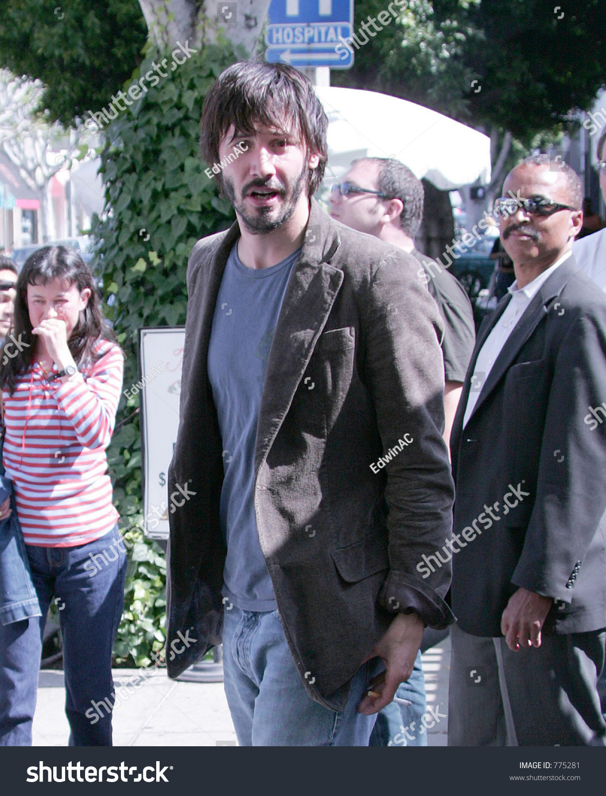 stock-photo--keanu-reeves-looking-more-like-a-homeless-person-than-a-movie-star-smoking-after-lunch-at-the-ivy-775281.jpg