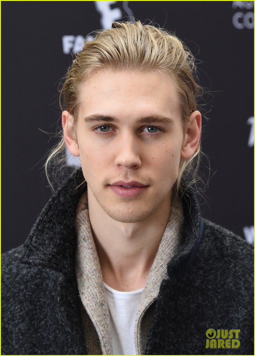 austin-butler-tyler-posey-buddy-up-at-yoga-hosers-sundance-2016-premiere-15.jpg