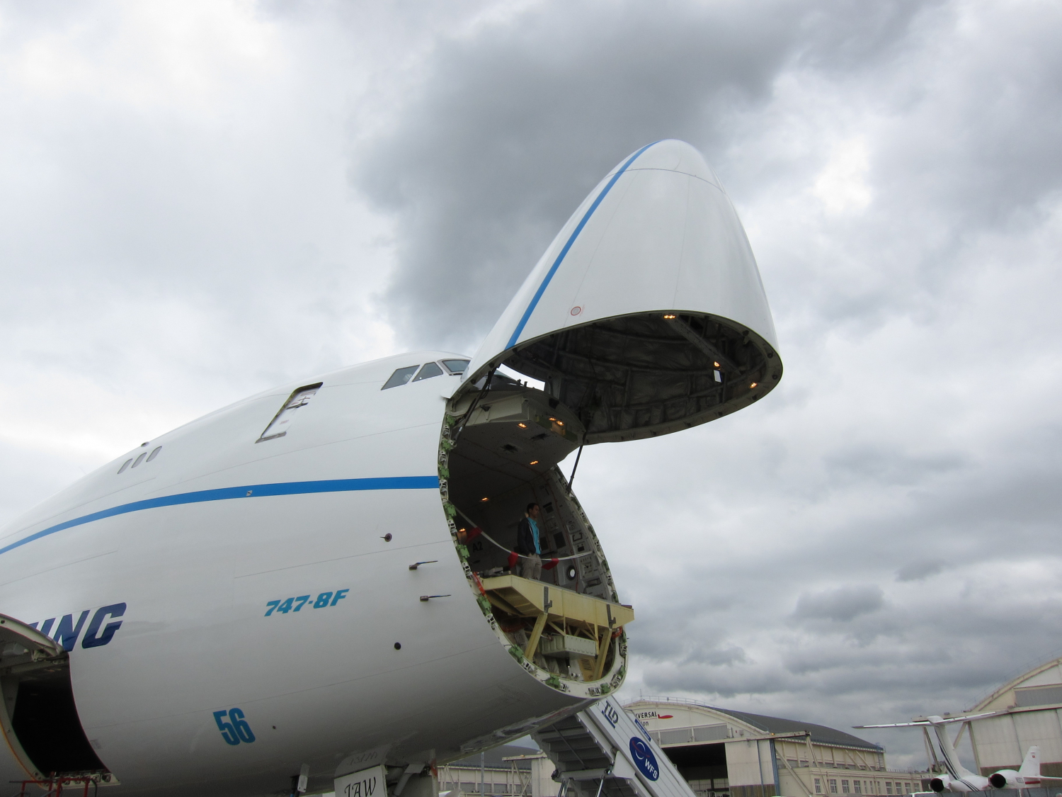 Nose_cargo_door_of_Boeing_747-8F.jpg