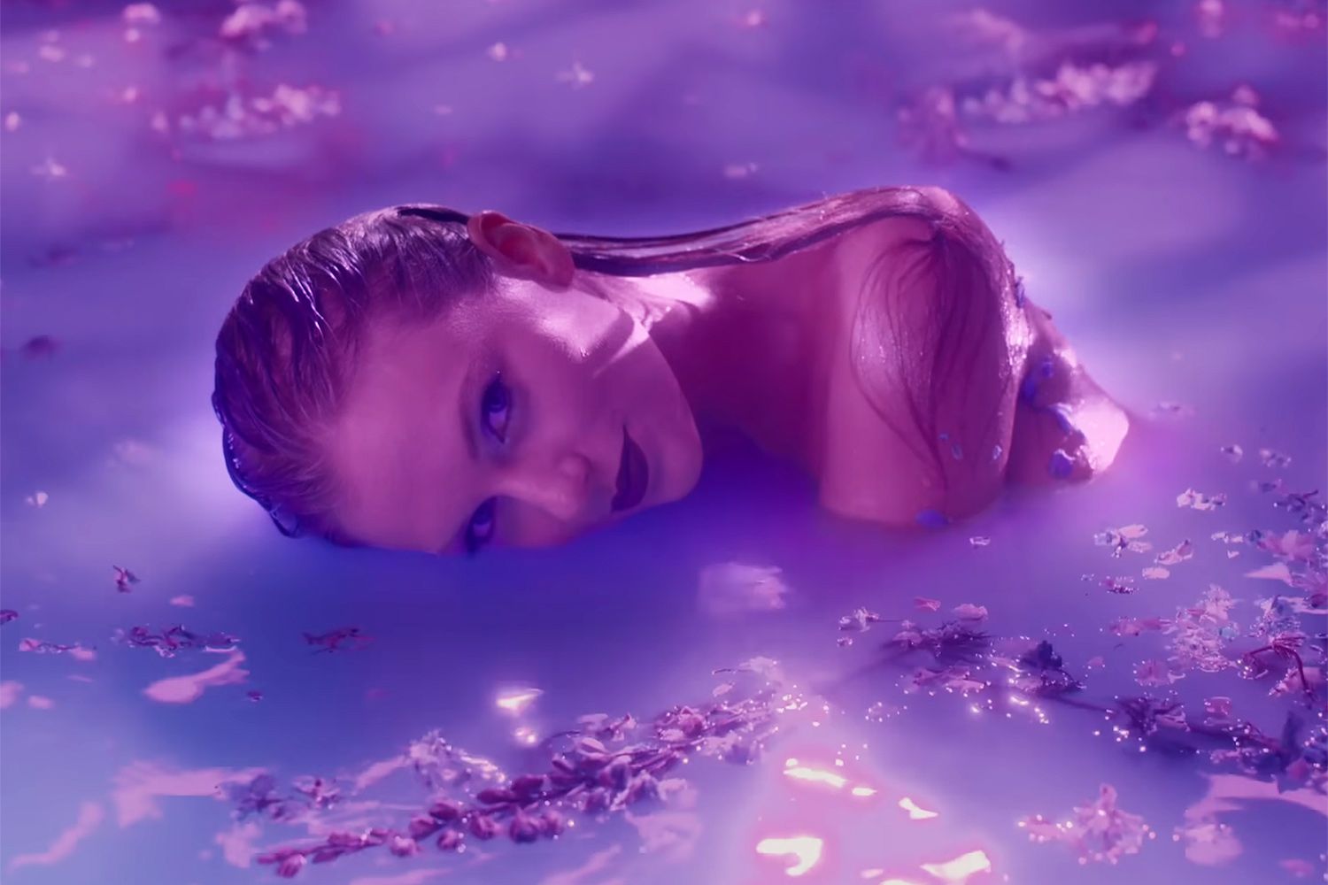 taylor-swift-lavender-haze-video-012723-bc08e25b6c84461795837b6b75f40226.jpg