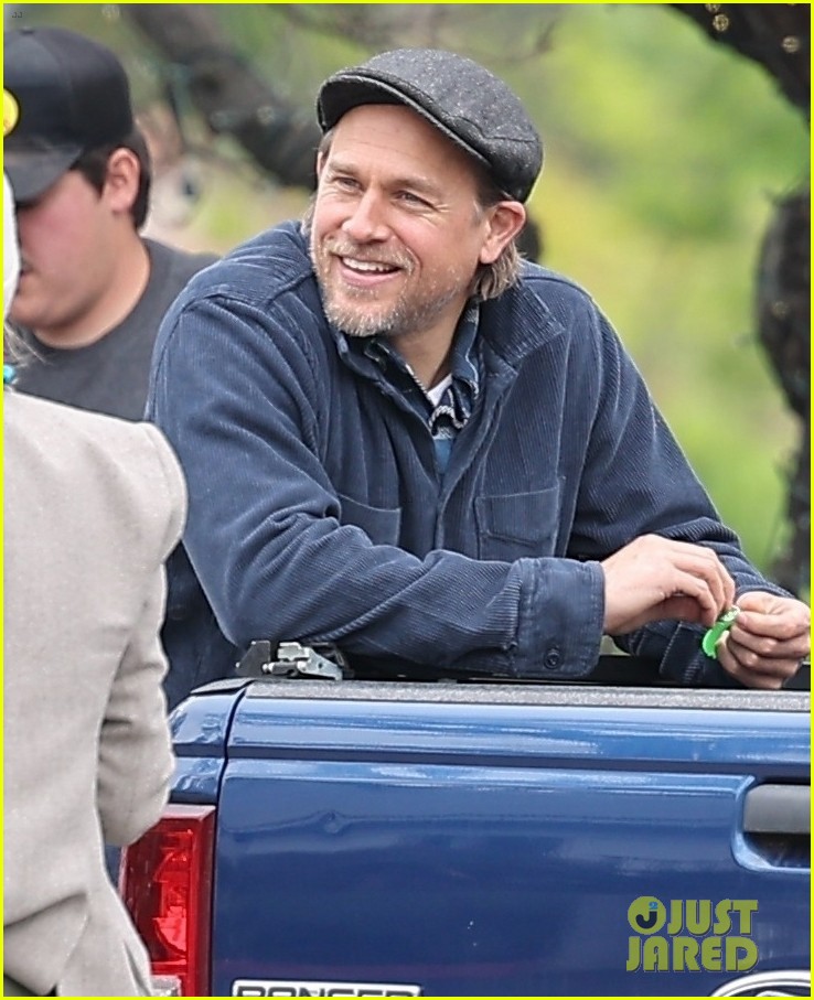 charlie-hunnam-grabs-lunch-with-his-mom-in-la-02.jpg